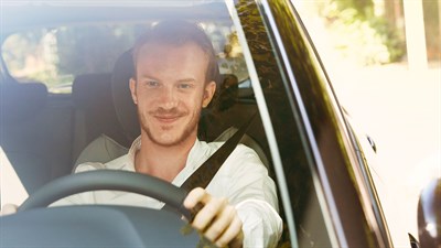 Renault Service - Un homme conduit avec le sourire