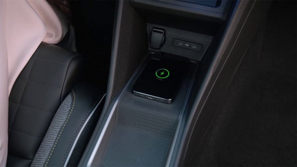 le chargeur de smartphone par induction - R4 E-Tech électrique - Renault