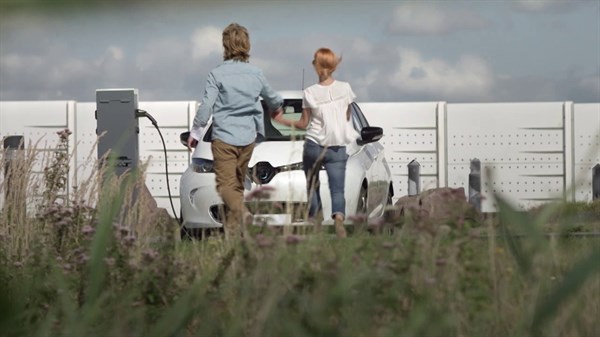 Renault ZOE - recharge sur une aire d'autoroute